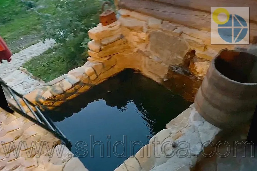 Східниця Чани на озері.